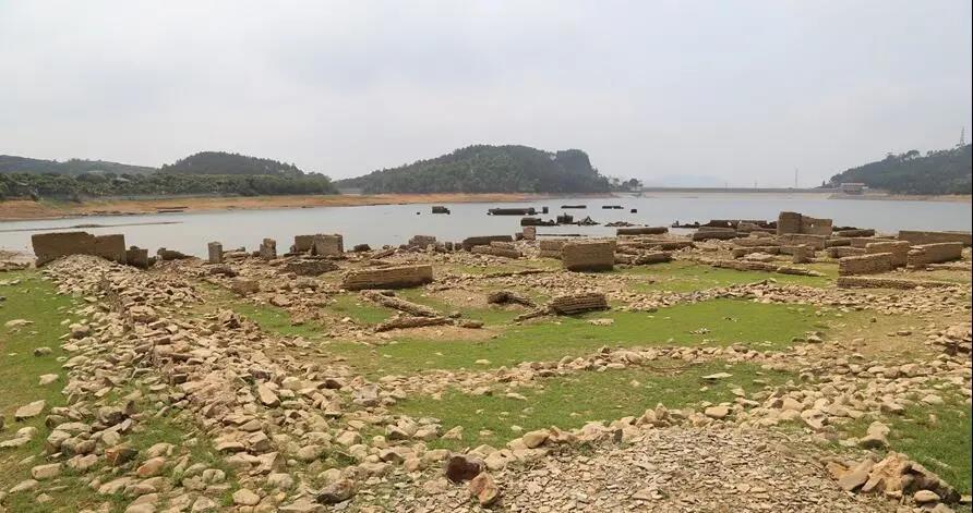 ▲满地碎石 ▲满地碎石