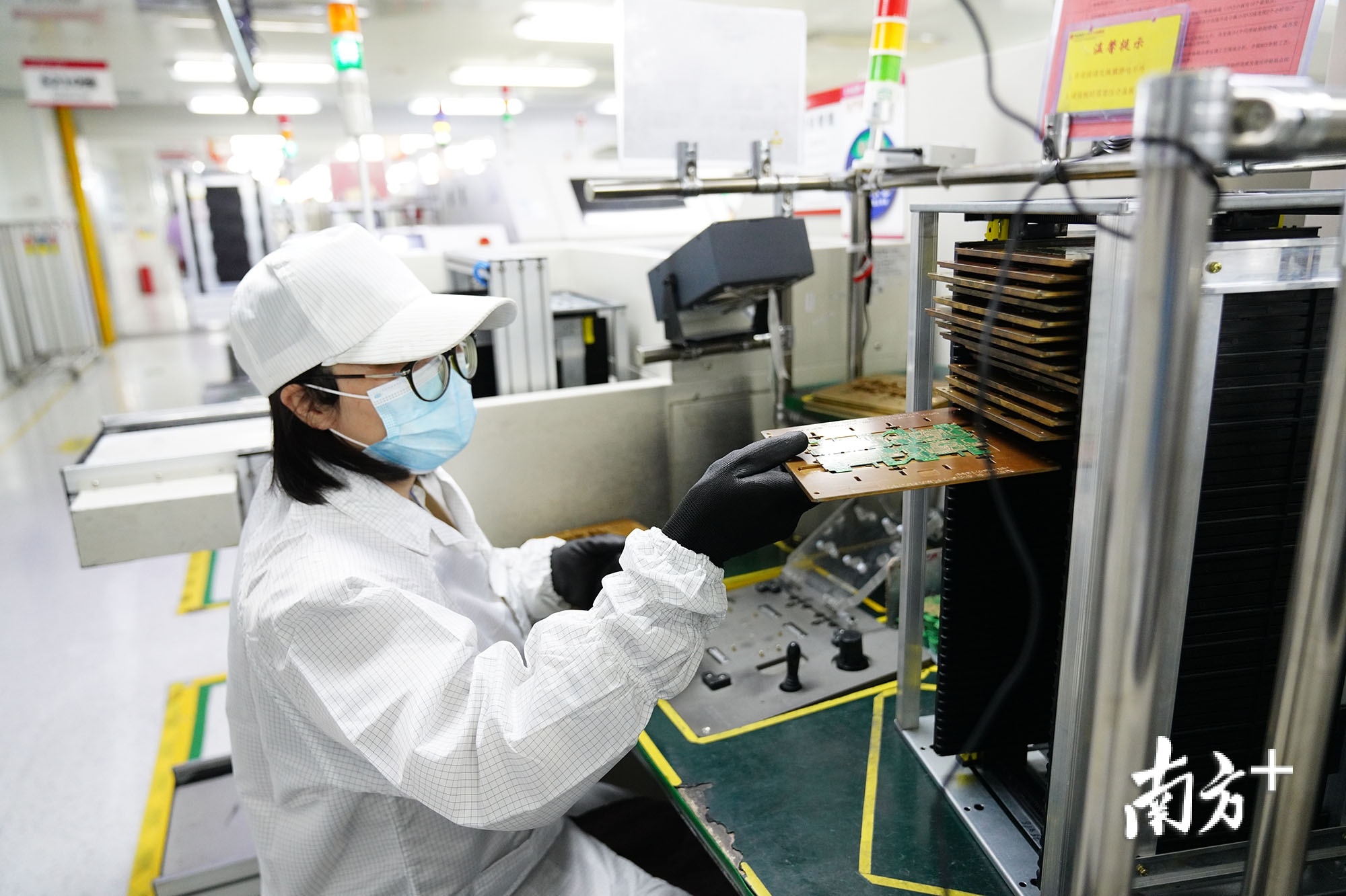 以诺通讯的车间内,工作人员在处理电路板 以诺通讯的车间内,工作人员在处理电路板