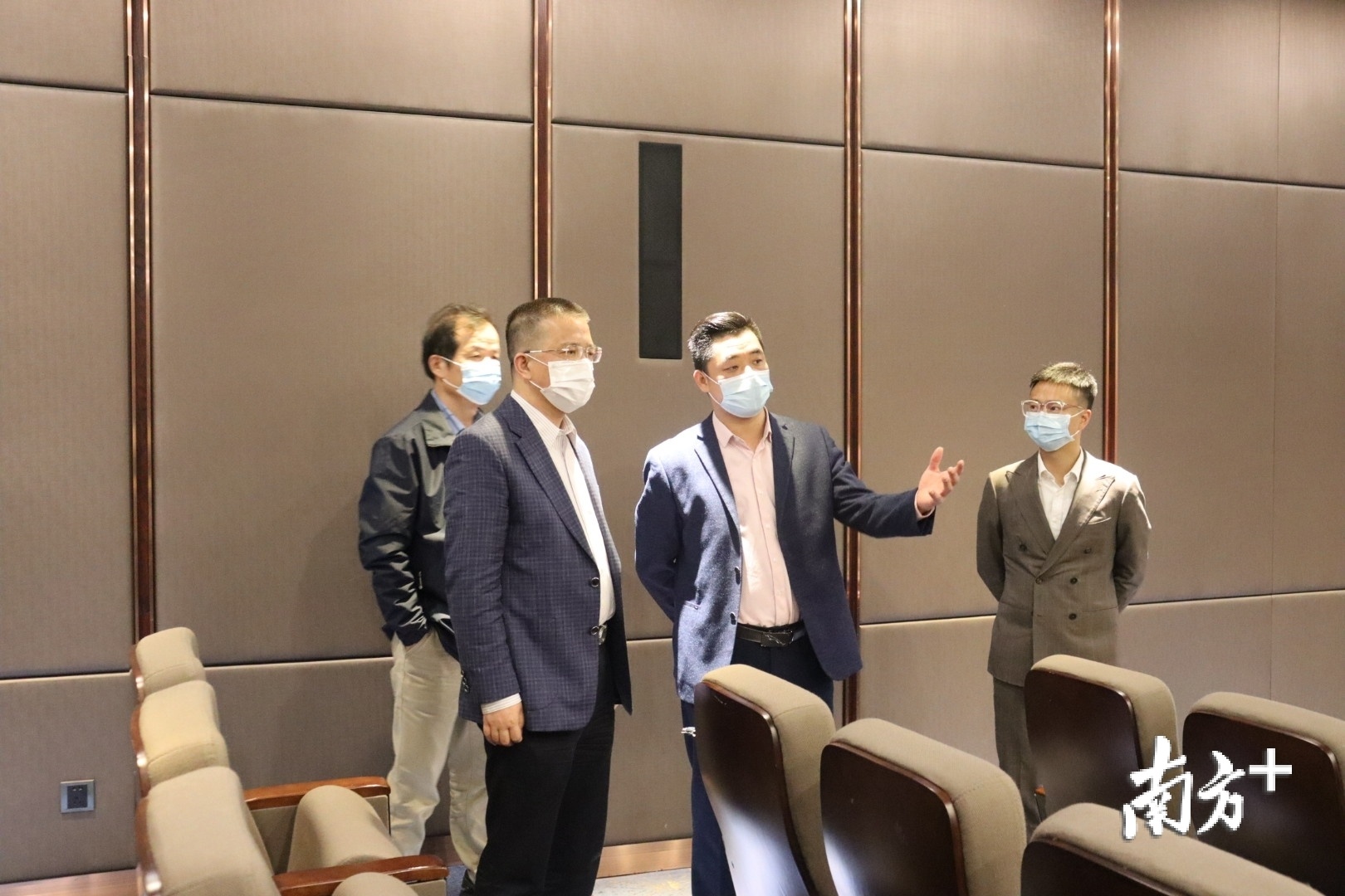 2月22日，蔡旭东一行到熹乐谷温泉度假酒店内的小型影院检查安全生产、疫情防控情况。罗沅琪 摄