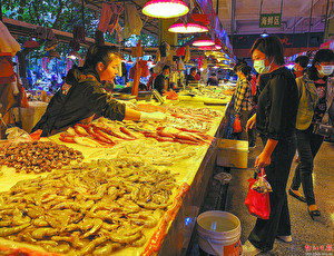 肉菜市场里的海鲜品种多样,供应充足