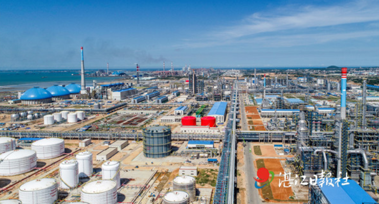 东海岛上的中科炼化一体化项目。 记者 张锋锋 摄 东海岛上的中科炼化一体化项目。 记者 张锋锋 摄