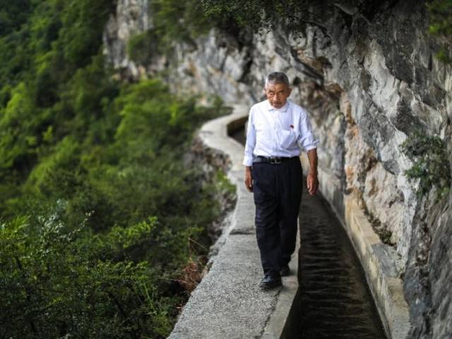 老支书黄大发的“求水”三十六年：在绝壁修渠，在山崖垦田