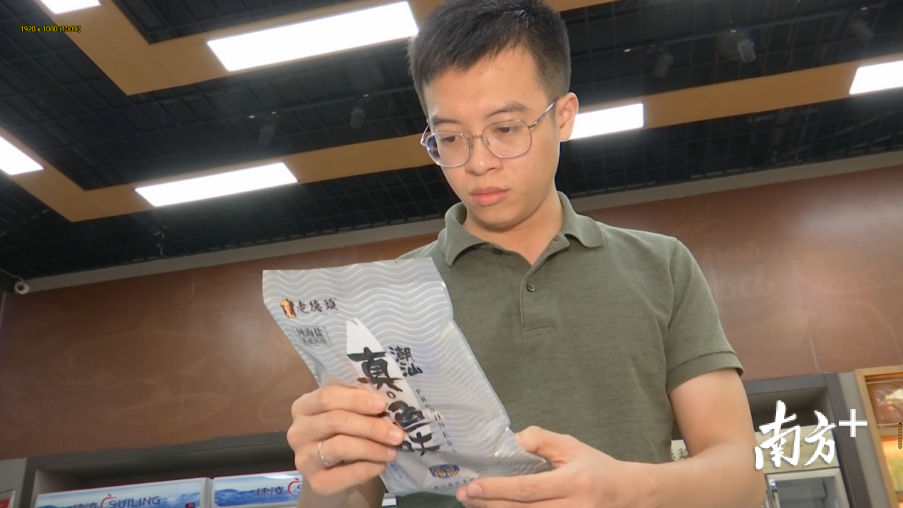 林文浩查看公司产品。 林文浩查看公司产品。