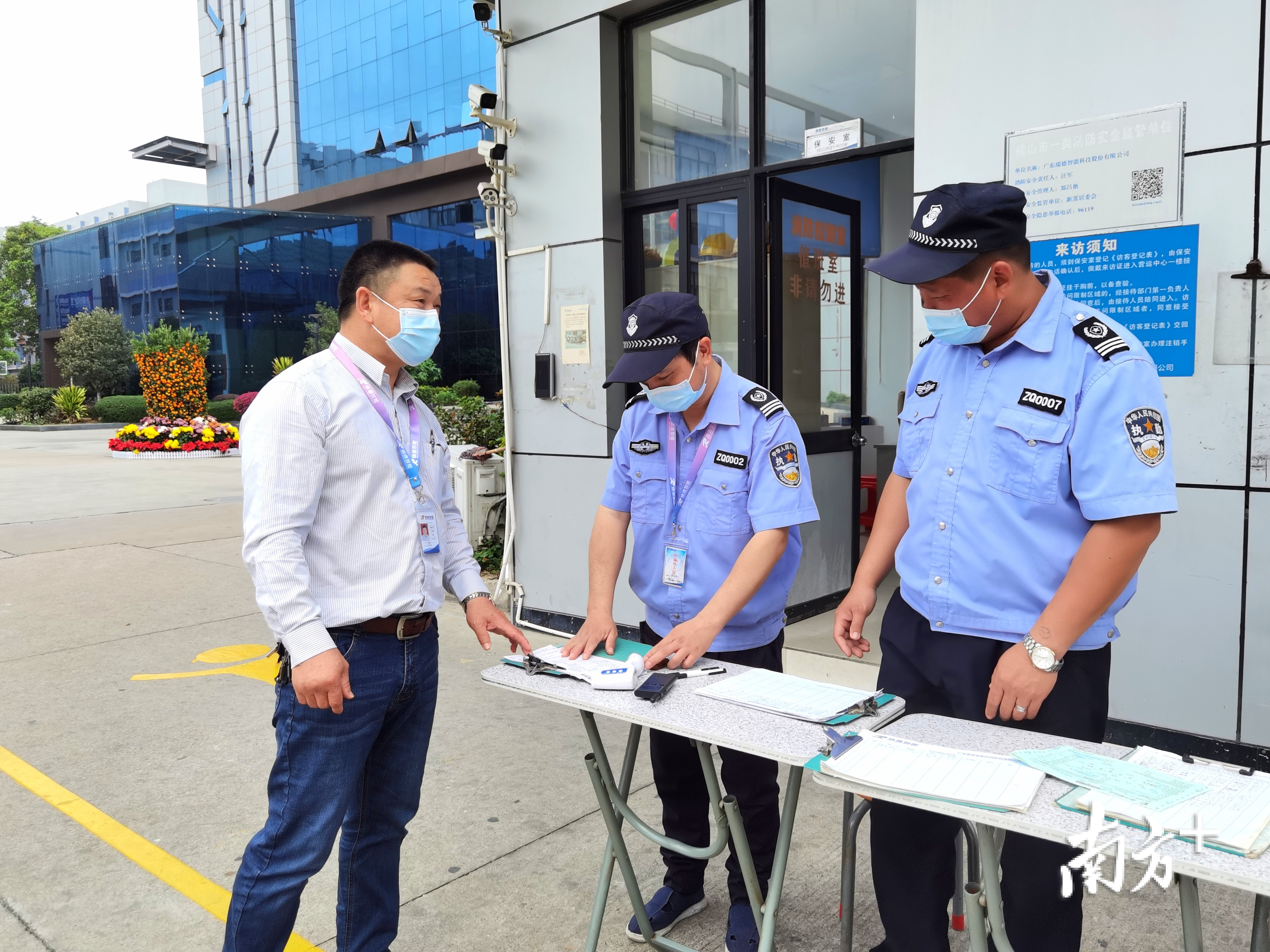 刘宜松(左一)在安排工作。刘明 摄 刘宜松(左一)在安排工作。刘明 摄