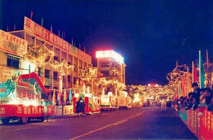 “88 敬老万人行”举行的那一夜,灯火通明