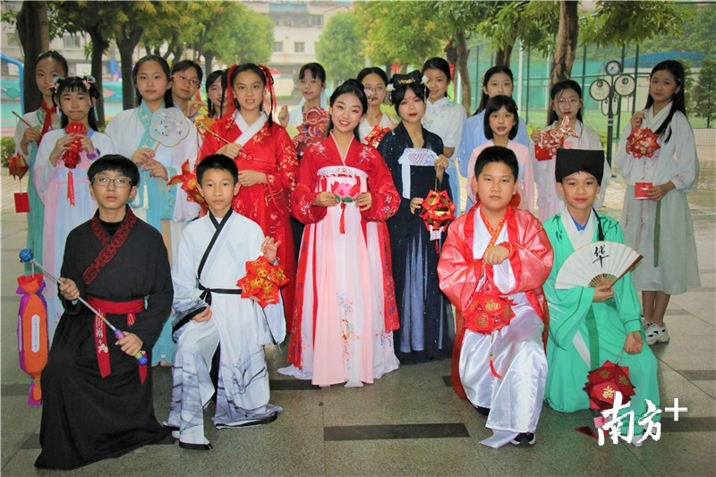 江华小学六年级学生的服装主题为汉族汉服。