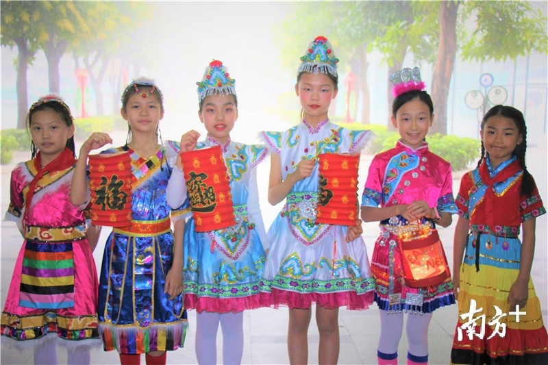 江华小学五年级学生换上藏族服饰。