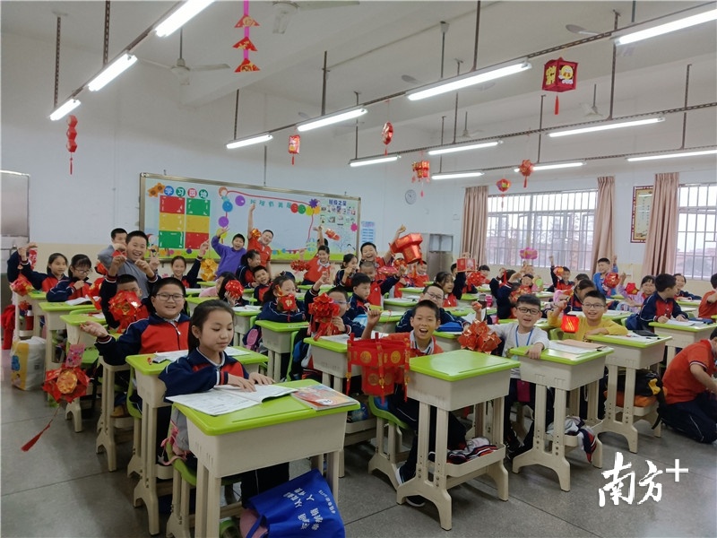 礼乐中心小学学生“喜气洋洋闹元宵”。