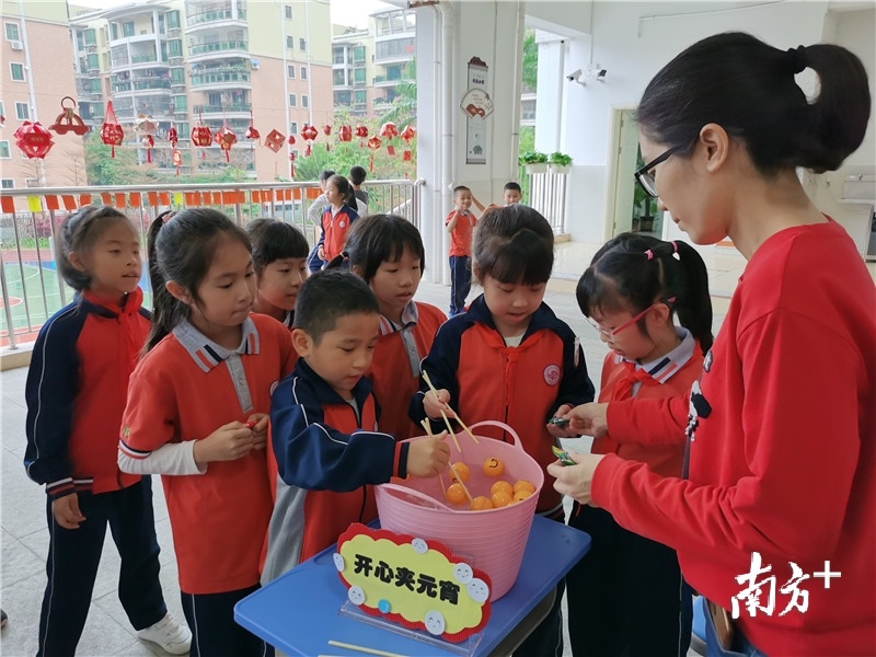 丰泰小学为学生准备了“开学夹元宵”游戏活动。