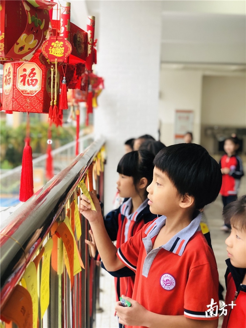 丰泰小学悦读园栏杆上挂着各式各样造型精美奇特的灯笼。