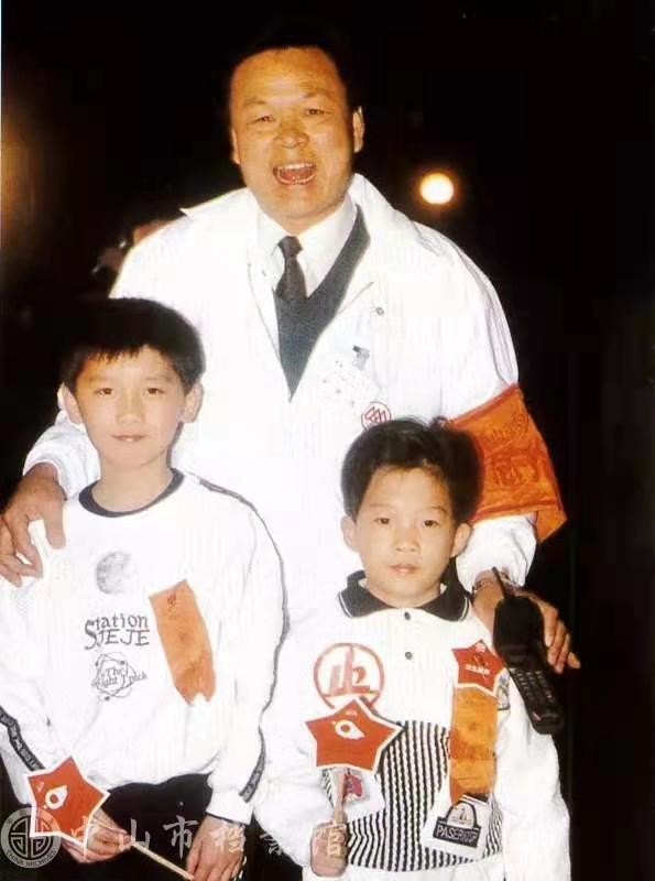 慈善万人行起步仪式上,两位可爱的小朋友与该届慈善万人行总指挥、时任中山市副市长吕伟雄合影