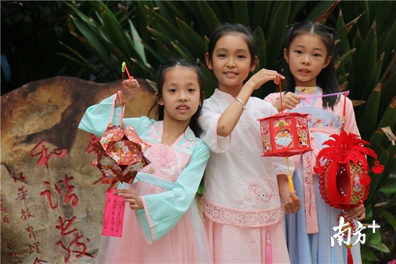 穿着汉服、拎着花灯的江华小学学生。