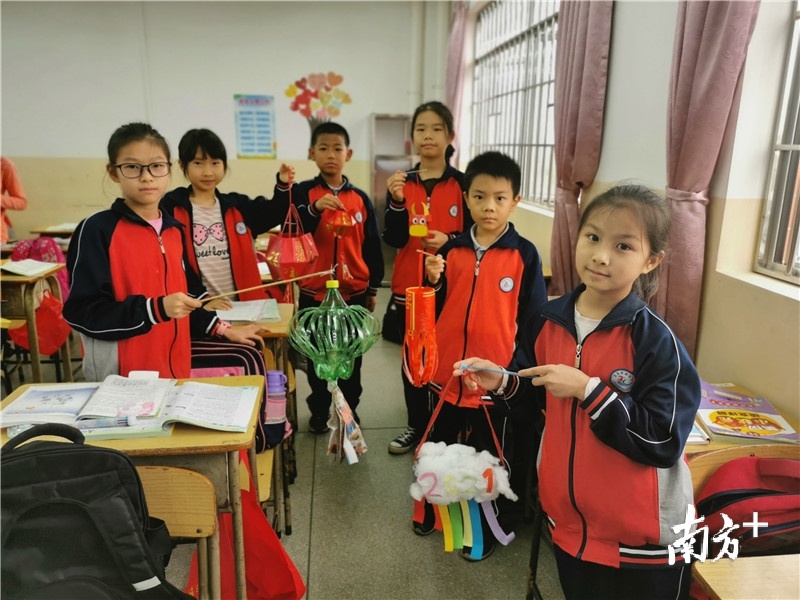 礼乐中心小学学生制作的元宵花灯形式创意无限。