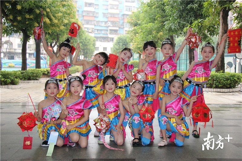 江华小学一年级学生穿上傣族服饰。