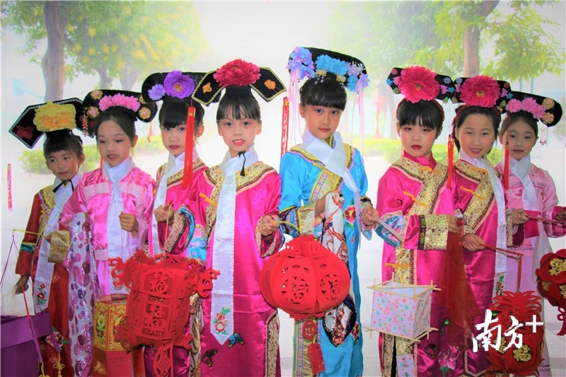 江华小学二年级学生穿上满族旗袍和头饰。