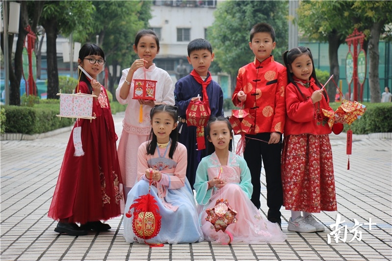 江门市江华小学开展“浓浓元宵情，深深民族结”主题活动。