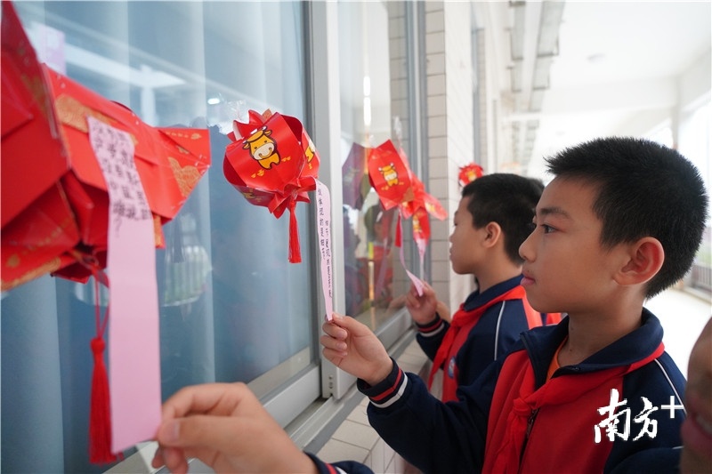 做好灯笼以后，接下来便是猜灯谜互动游戏。