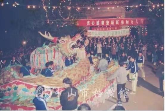 1990年,巡游活动中龙狮起舞