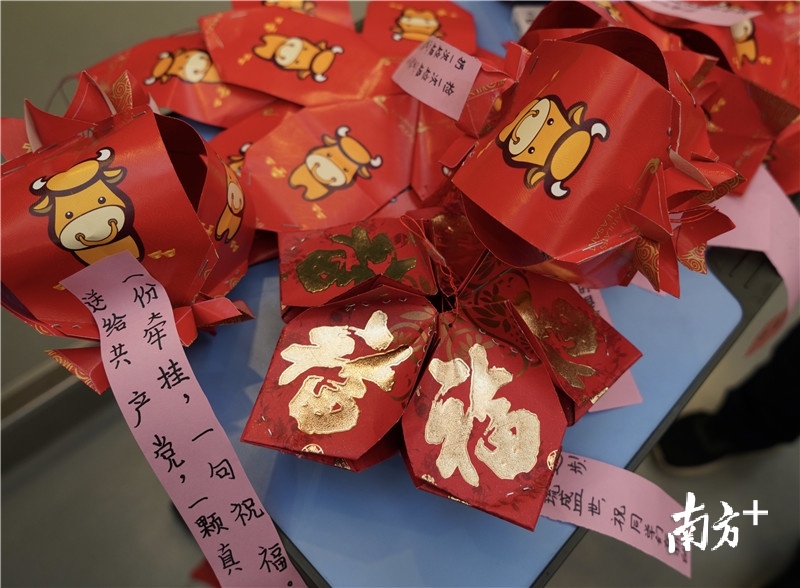 景贤小学学生用利是封制作了元宵花灯。