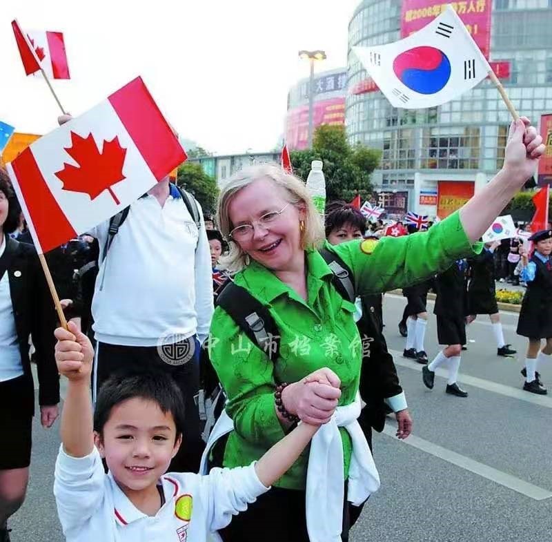 2006年,第十九届中山市慈善万人行,外国友人参与。