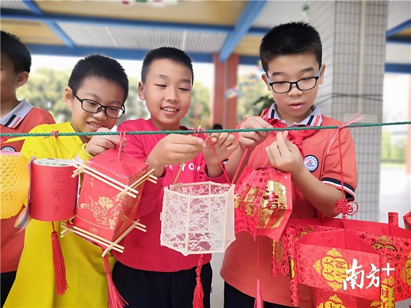 在礼乐中心小学的校园灯笼会场，各式各样的花灯争奇斗艳。