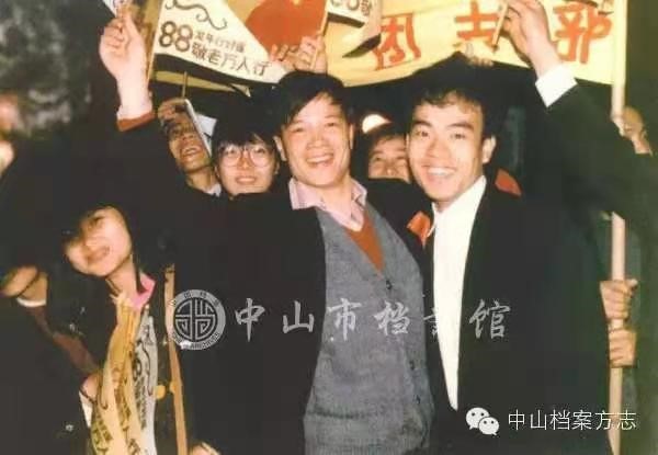 首届慈善万人行的年轻人