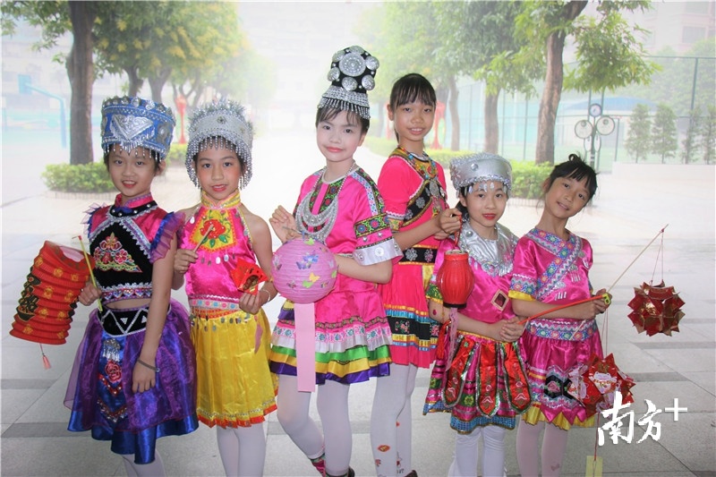 江华小学四年级学生换上了苗族服饰。