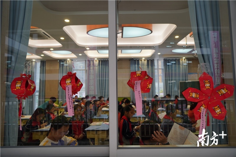景贤小学学生将精心制作好的灯笼挂在教室外面，到处洋溢着喜庆的气氛。