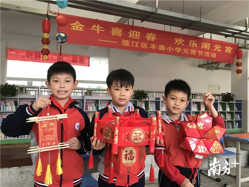 丰泰小学学生展示了精致的利是封灯笼。