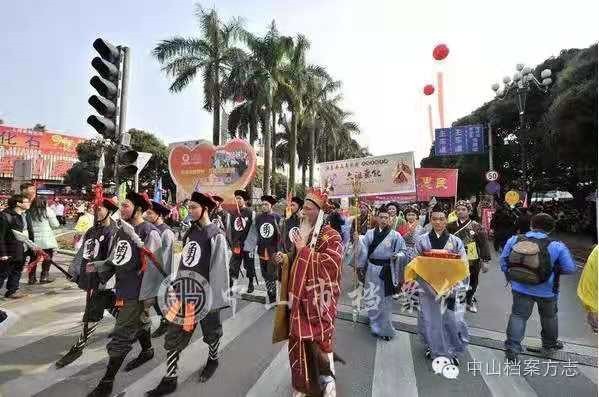 2013年,慈善万人行巡游首次在大型显示屏现场直播