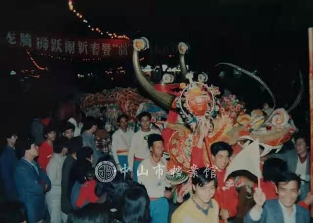 1988年,“88 敬老万人行”的舞龙表演