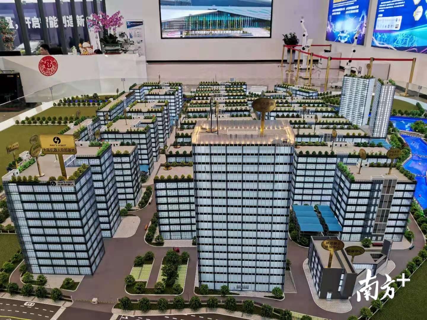 海创大族机器人智造城规划沙盘。熊程 摄