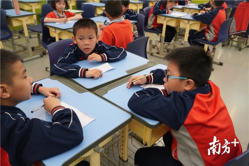 学生们正在精心构思灯谜内容。