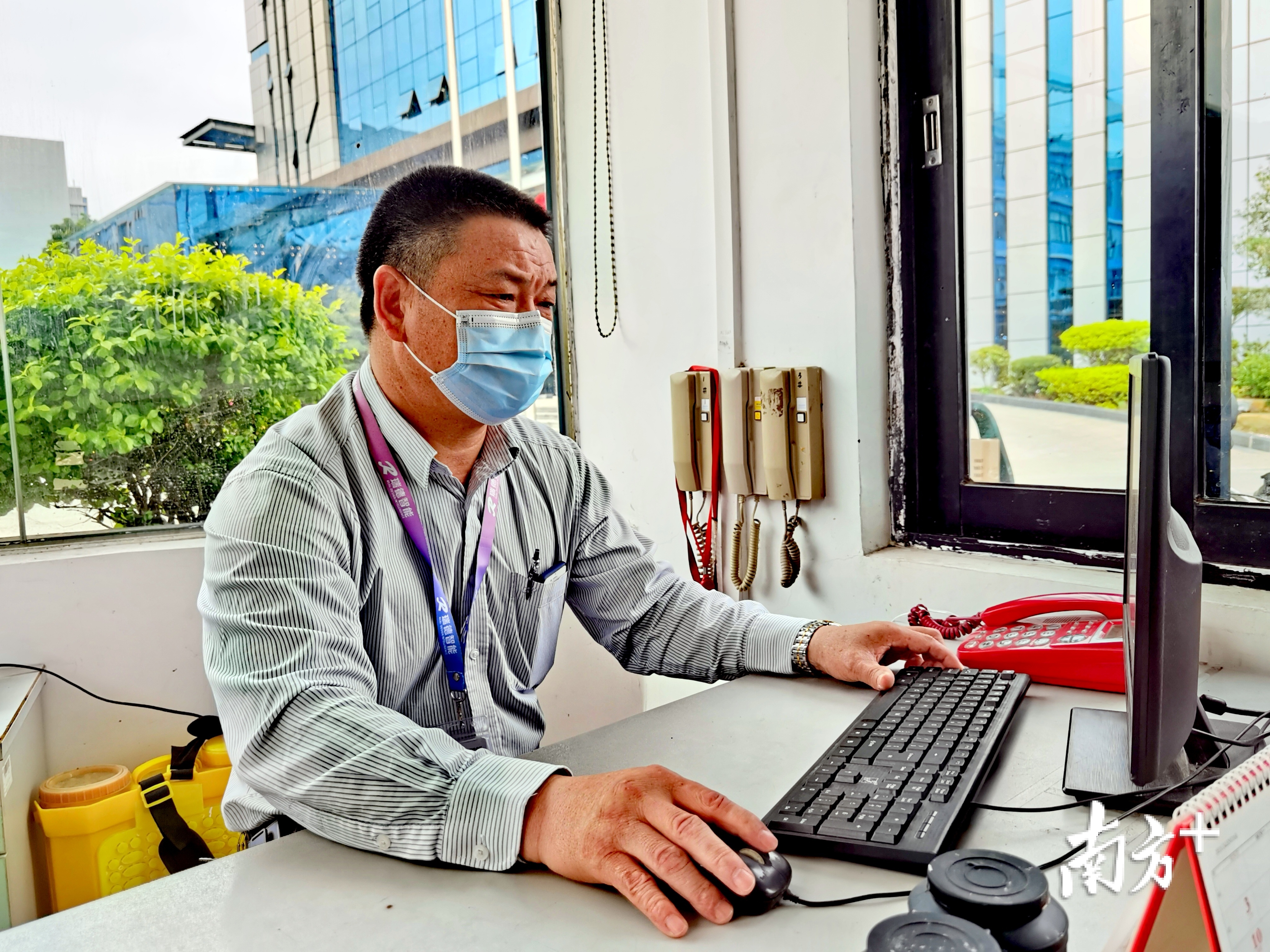 刘宜松在保安室里处理工作信息。刘明 摄 刘宜松在保安室里处理工作信息。刘明 摄