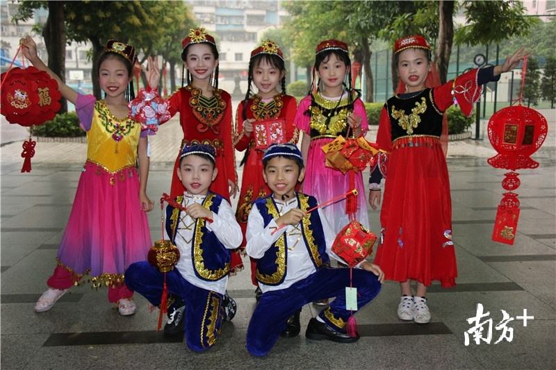 江华小学三年级学生换上维吾尔族服饰。