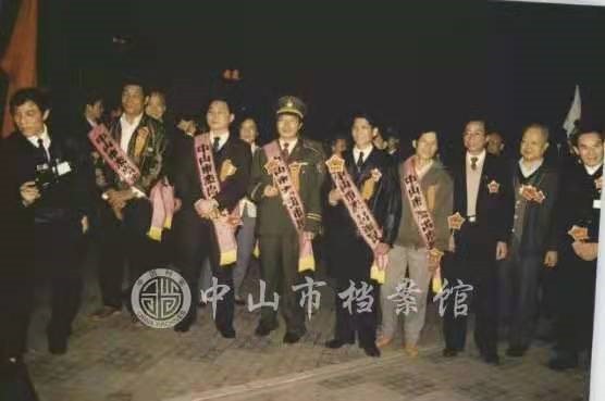 1990年,市领导与10位杰出市民共同巡游