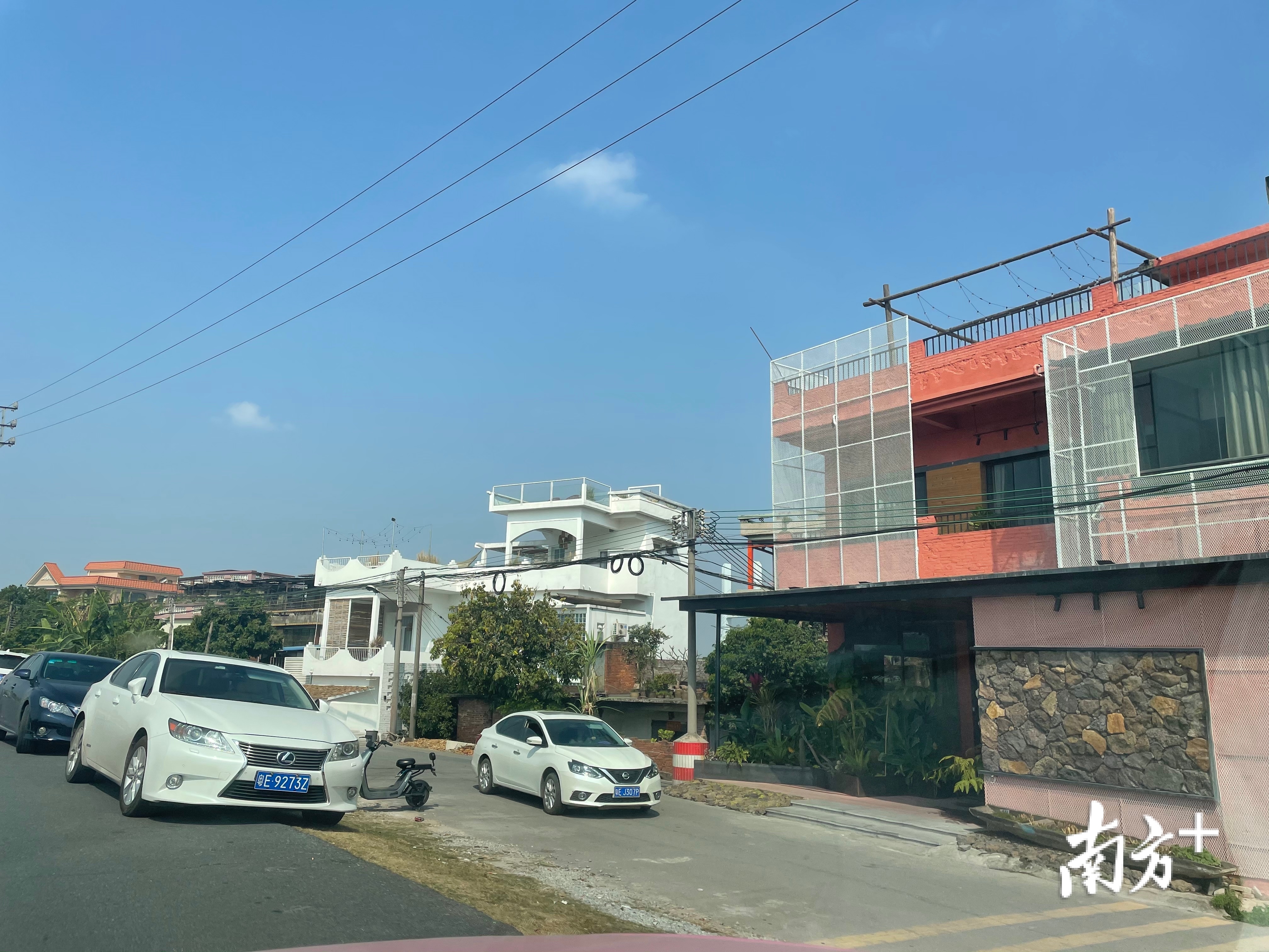 越来越多网红店开进村子里。