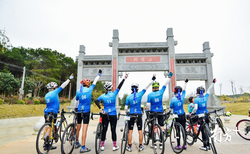 车友骑阅丹公路