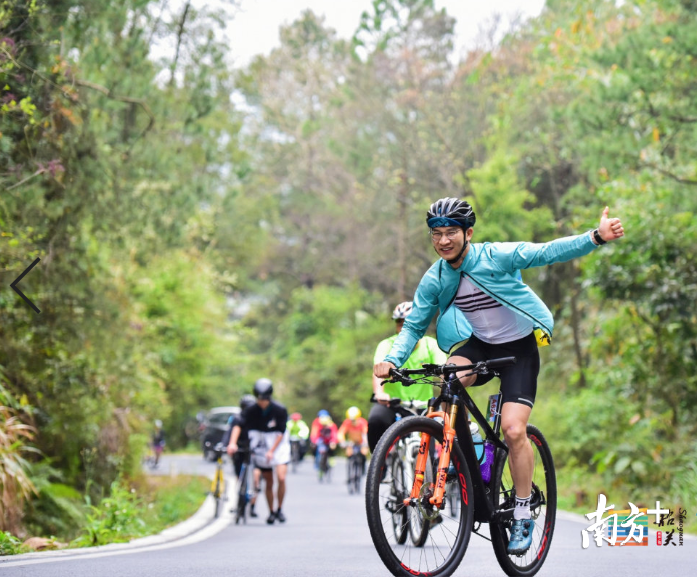 车友骑阅丹公路
