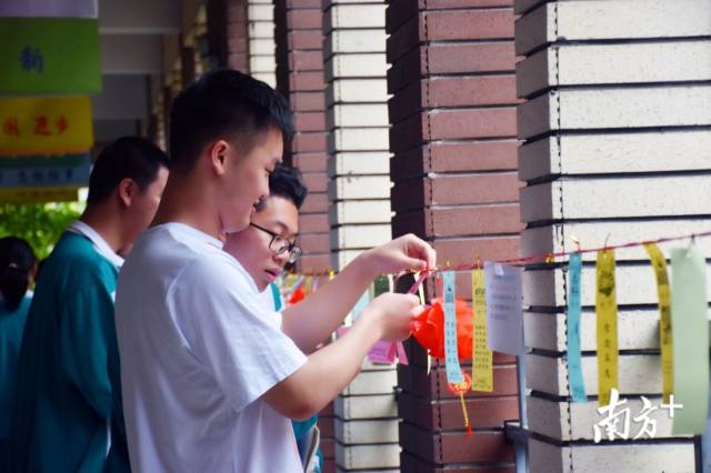 省实附中学生在猜灯谜。