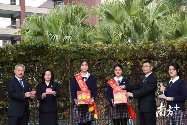 为获奖学生颁发证书。