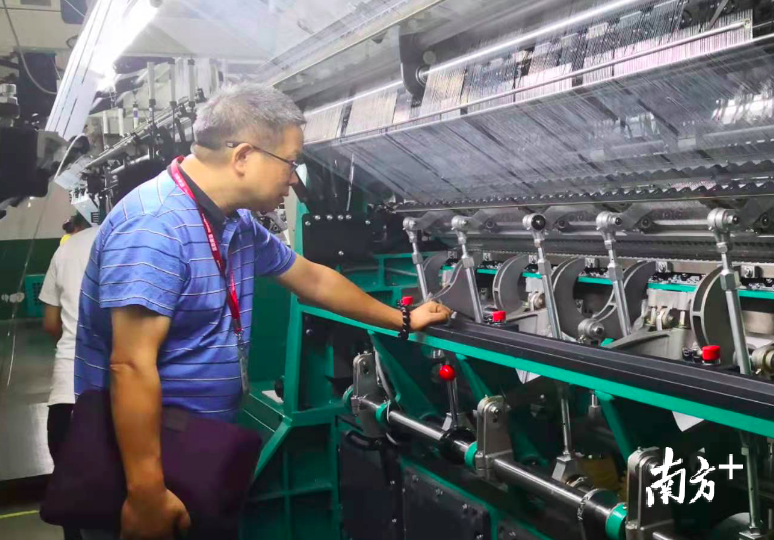 邓中民团队获评佛山高新区高技术产业化创业团队。图为邓中民在观测设备。受访者供图