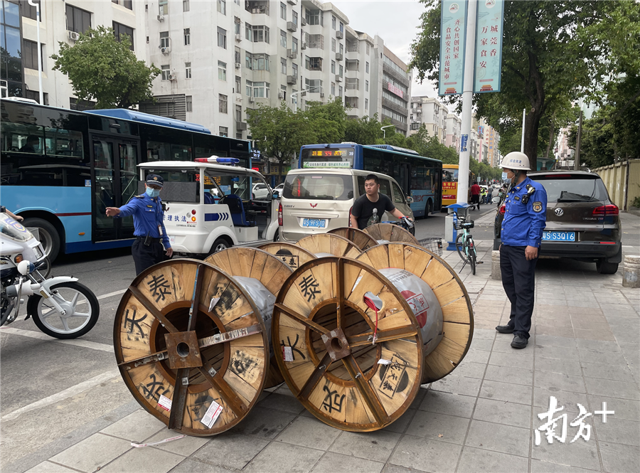 片区负责人现场督办城市“六乱”