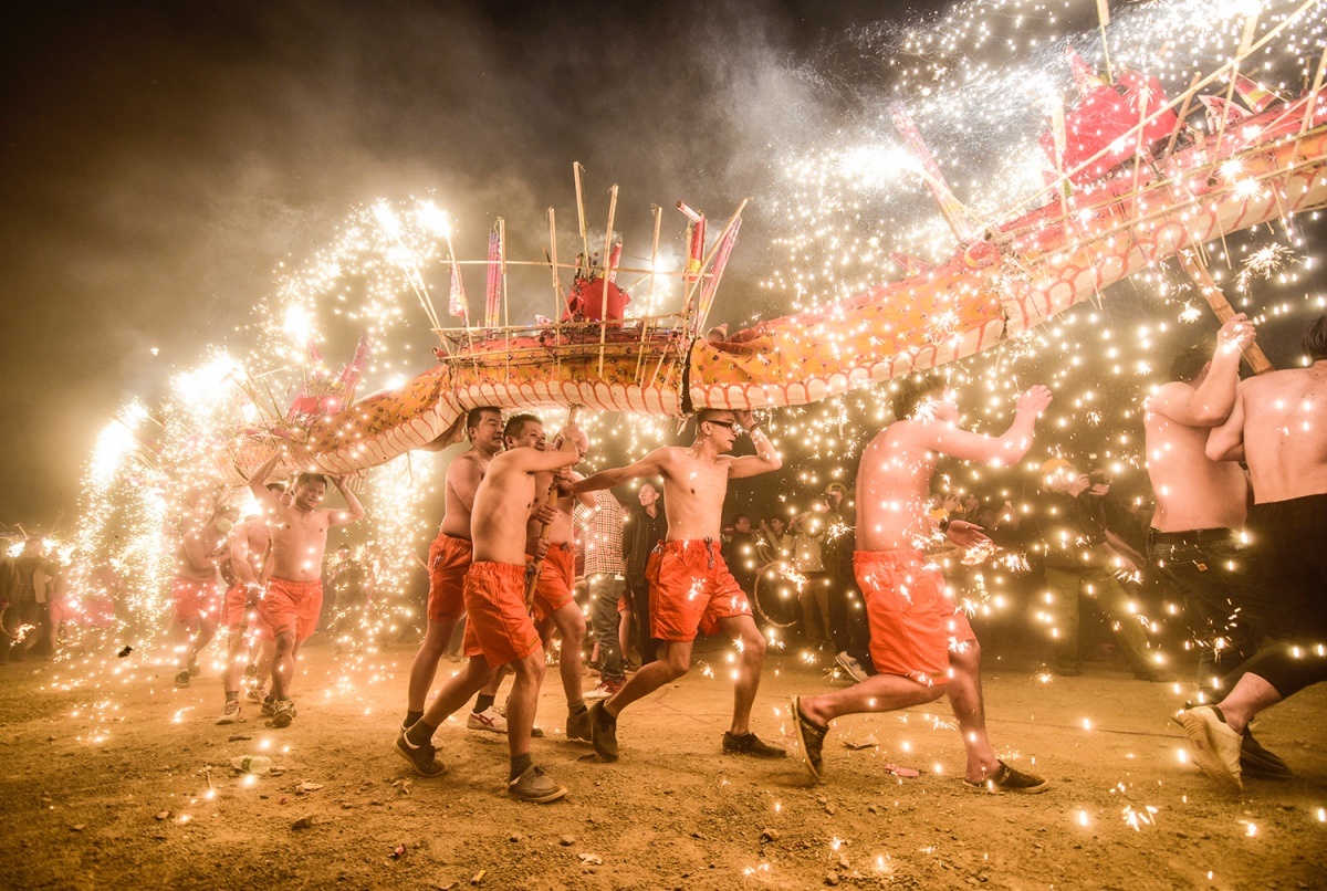 每逢元宵节,埔寨镇村民便举行火龙表演活动,祈求风调雨顺,年年丰收,岁岁平安,祥和吉利。(南方日报记者 何森垚 摄) 每逢元宵节,埔寨镇村民便举行火龙表演活动,祈求风调雨顺,年年丰收,岁岁平安,祥和吉利。(南方日报记者 何森垚 摄)