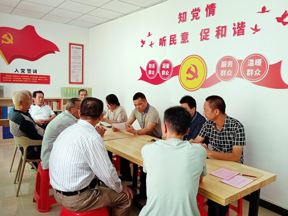 在梅县区西桥头小区,业主代表常常聚在一起,共同商讨小区面临的各种问题。 (受访者供图) 在梅县区西桥头小区,业主代表常常聚在一起,共同商讨小区面临的各种问题。 (受访者供图)