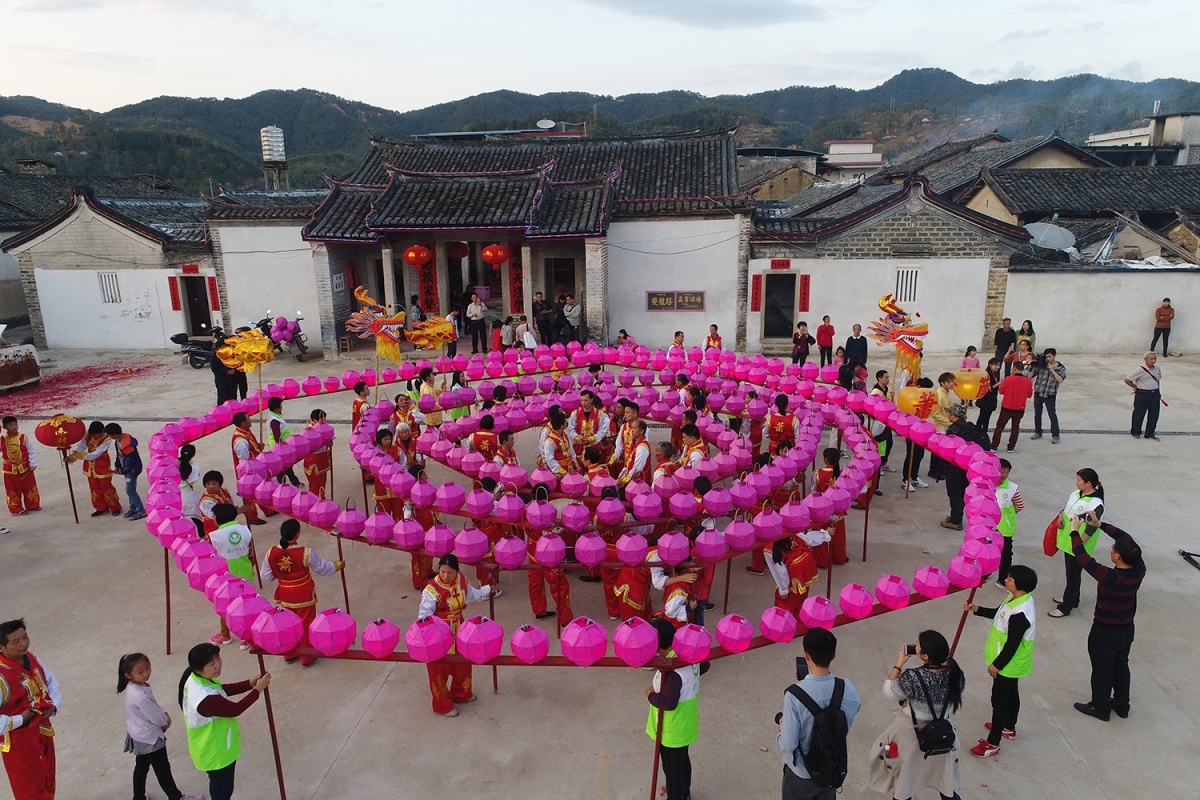 元宵节大埔县百侯镇举行迎龙珠灯活动,一支传统龙珠灯队由100多个手工制作的八角灯笼组成。(袁群华 摄) 元宵节大埔县百侯镇举行迎龙珠灯活动,一支传统龙珠灯队由100多个手工制作的八角灯笼组成。(袁群华 摄)