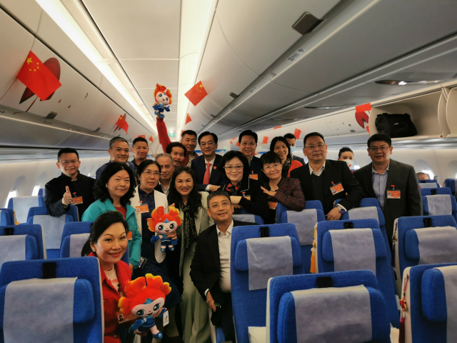 赴京途中,我为南航的空乘人员画了一幅速写