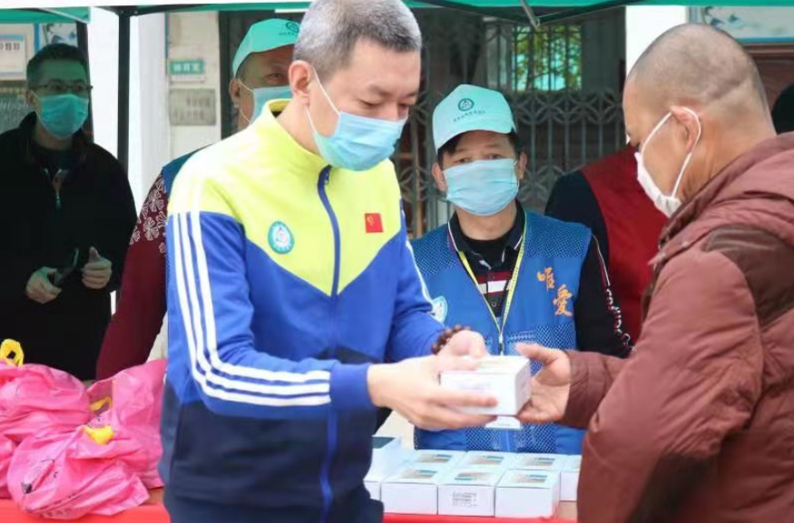 房伟胜为困难家庭送去智能手机。受访者供图 房伟胜为困难家庭送去智能手机。受访者供图