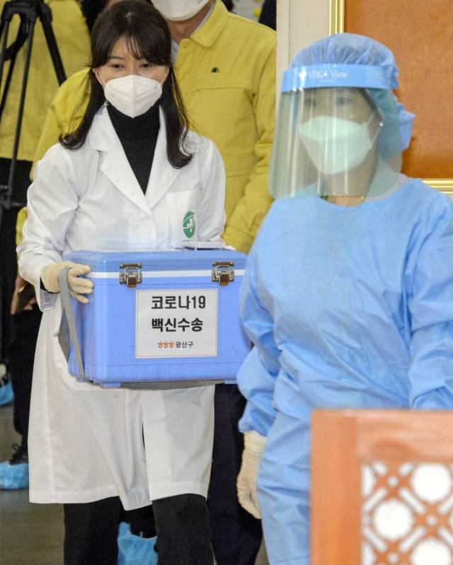 2月26日,医务人员在韩国光州市一家疗养院准备进行疫苗接种工作。(新华社/纽西斯通讯社) 2月26日,医务人员在韩国光州市一家疗养院准备进行疫苗接种工作。(新华社/纽西斯通讯社)