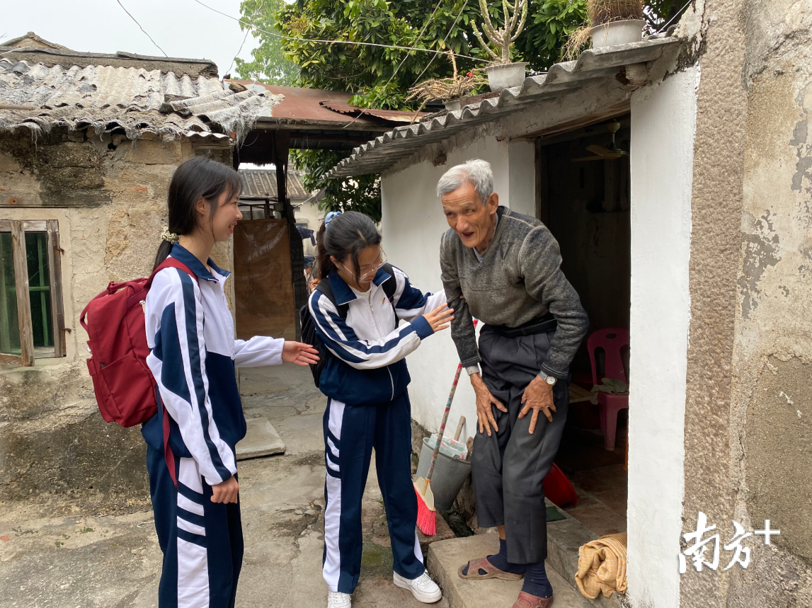 中学生帮助老人的图片图片